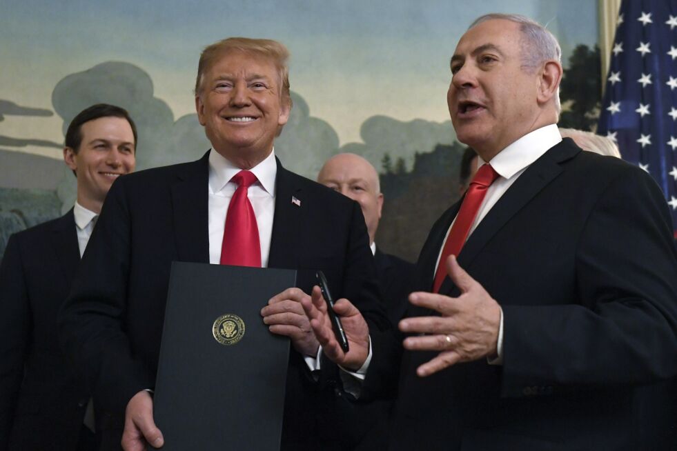 HISTORISK: Her holder USAs president Donald Trump erklæringen om å anerkjenne israelsk suverenitet over Golan-høydene, etter å ha underskrevet den foran pressen, med Israels statsminister Benjamin Netanyahu ved sin side.
 Foto: AP / NTB Scanpix