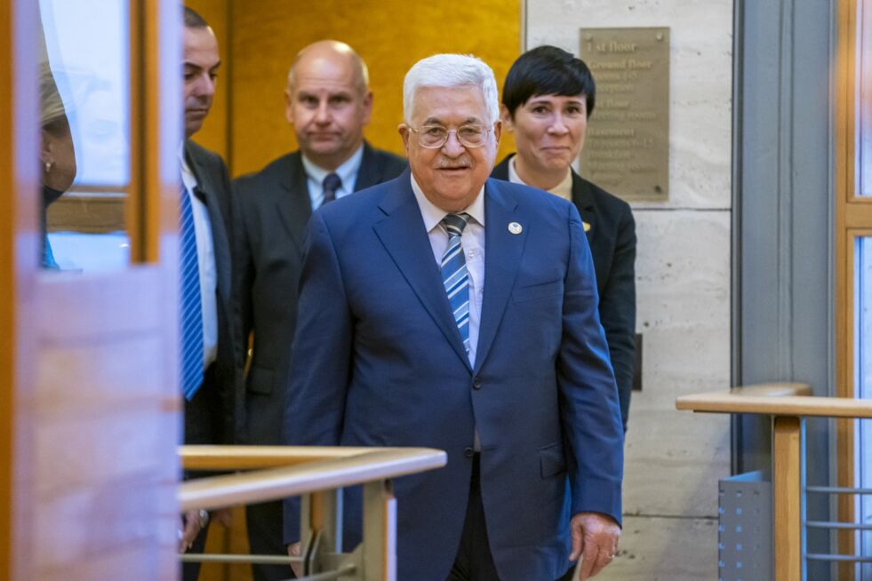 I NORGE: Utenriksminister Ine Eriksen Søreide (H) tok imot Palestinas president Mahmoud Abbas før middag i statens representasjonsbolig onsdag. Foto: Heiko Junge / NTB scanpix