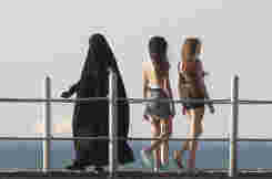 Kvinner i Syria må gå med burkini på stranda