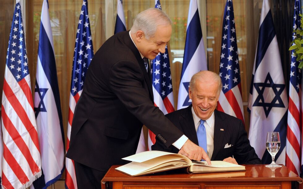 Israels statsminister Benjamin Netanyahu har møtt Joe Biden ved flere anledninger. Her signerer Biden gjesteboken i statsministerboligen i Jerusalem i 2010.
 Foto: Debbie Hill / NTB