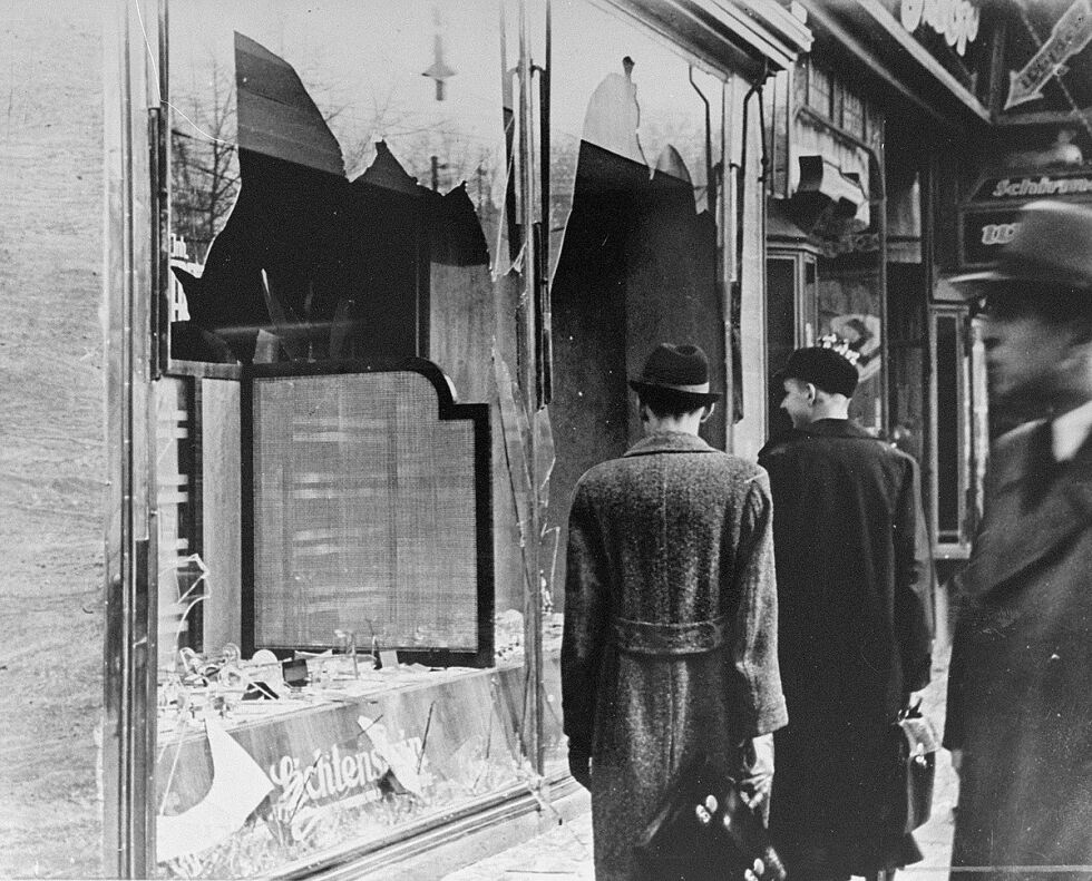 Dagen etter: Dagen etter Krystallnatten, 10. november 1938.
 Foto: CEJ Archiv