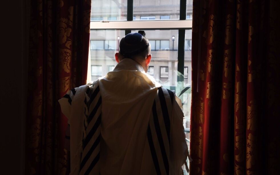 Bildet viser den ortodokse Naftali Bennett som holder morgenbønn i Washington. Han kan tydelig sees iført et bønnesjal, tallit og tefilin.
 Foto: Avi Ohayun/TPS
