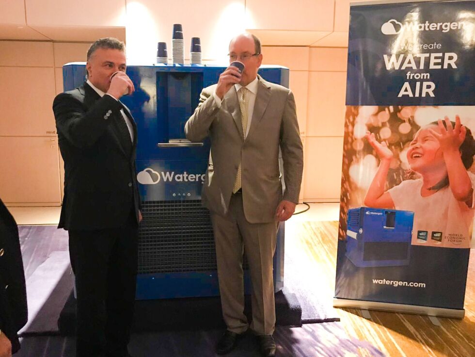 Fyrst Albert II av Monaco og Watergens president Michael Mirilashvili drikker vann laget av luft.
 Foto: Watergen