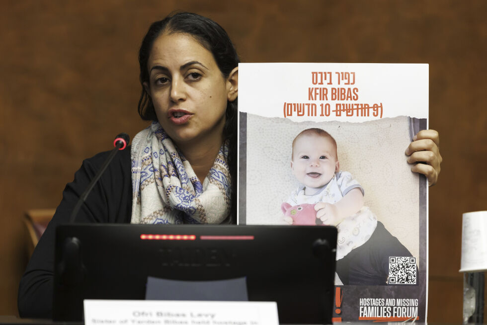 Ofri Bibas Levy, søsteren til Yarden Bibas som blir holdt som gissel i Gaza sammen med sin kone, Shiri og to barn, Kfir og Ariel, på en pressekonferanse i november 2023.
 Foto: NTB/Salvatore Di Nolfi/Keystone/AP
