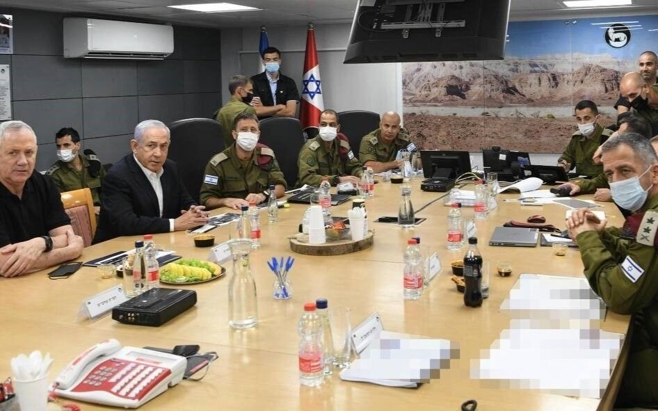 Forsvarsminister Benny Gants og statsminister Benjamin Netanyahu blir informert og oppdatert av ledelsen i det israelske forsvaret.
 Foto: GPO/TPS