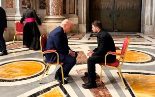 Zelenskyj og Trump møttes i St. Peterskirken – skal møtes igjen