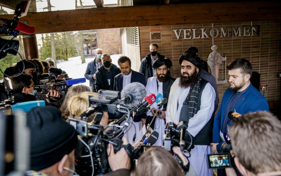 Talibans utenriksminister Amir Khan Muttaqi skrøt av at grupperingen har fått en scene gjennom møtene som nå pågår i Oslo. - Men de vet godt at de ikke får betalt for å stå på scenen uten å innfri krav, sier statssekretær Henrik Thune (Ap).
 Foto: Stian Lysberg Solum / NTB