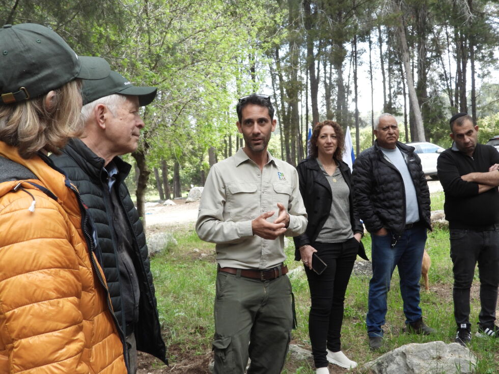 TAKK FOR AT DERE STØTTER OSS: Det sier Nitai Zecharya, skogvokter i Ben Shemen-skogen, til Jenny (f.v) og Wolfgang Müller. Her er noen av de frivillige som vokter skogen.
 Foto: Eli Bondlid