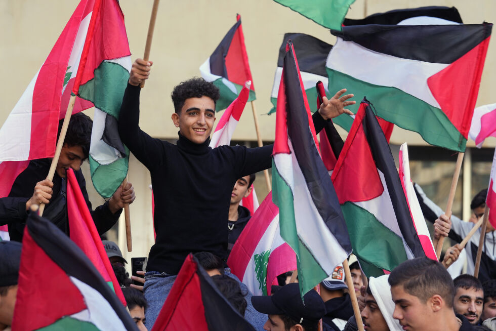 Palestinske studenter i Beirut demonstrerer i solidaritet med den palestinske befolkningen på Gazastripen tirsdag 12. desember 2023.
 Foto: Foto: AP Photo/Bilal Hussein/NTB.