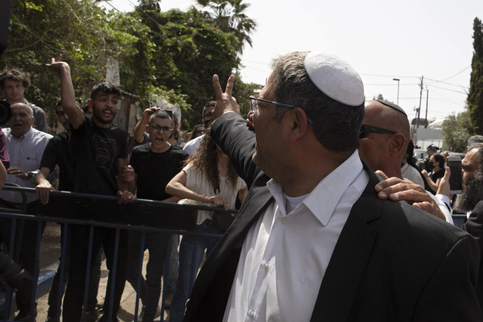 Itamar Ben Gvir viser seierstegnet til sinte palestinske ungdommer i Sheikh Jarrah, Øst-Jerusalem, mandag 10. mai 2021.
 Foto: AP Photo/Sebastian Scheiner/NTB.