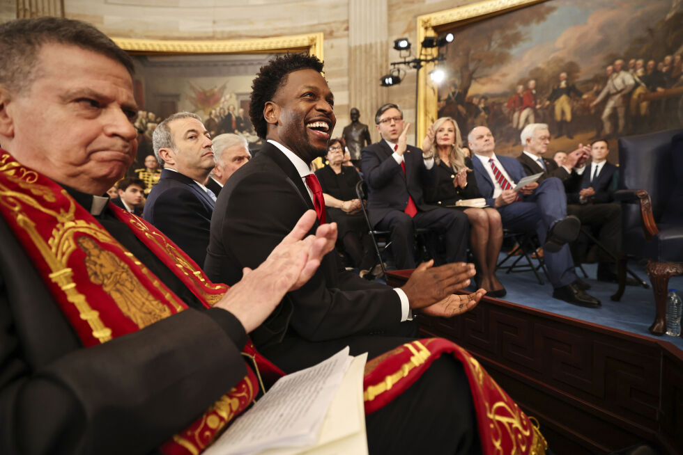 Frank Mann (t.v) og pastor Lorenzo Sewell under innsettelsen av Donald Trump som president på mandag.
 Foto: Chip Somodevilla/Pool Photo via AP / NTB