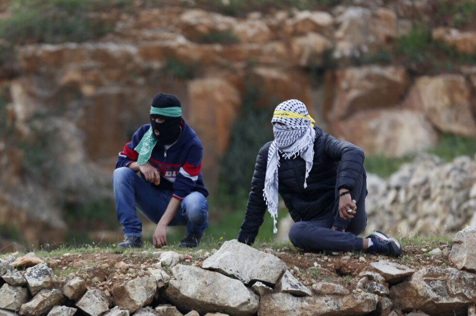 Palestinske menn, den ene fra Hamas og den andre fra Fatah. Illustrasjonsfoto: AP / NTB Scanpix