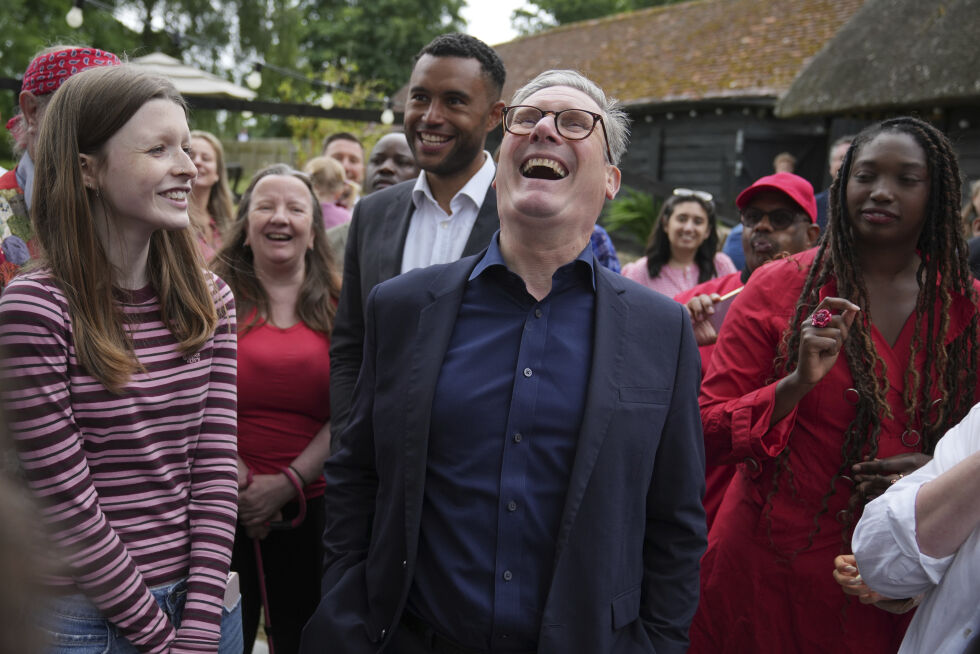 Labour-leder Keir Starmer har all grunn til å smile, vel vitende om at partiet ligger an til å gjøre det historisk godt når britene torsdag går til valgurnene.
 Foto: AP / NTB