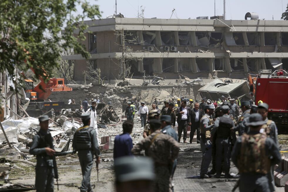 Bilbomben som eksploderte i Kabul onsdag, tok livet av minst 80 mennesker og førte til store ødeleggelser.
 Foto: AP / NTB scanpix