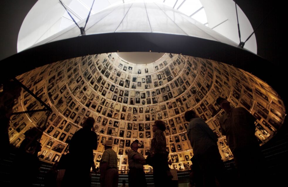 Besøkende ser på bilder av drepte jøder i Holocaust i Hall of Names i Yad Vashem Holocaust-museet.
 Foto: Sebastian Scheiner/NTB Scanpix