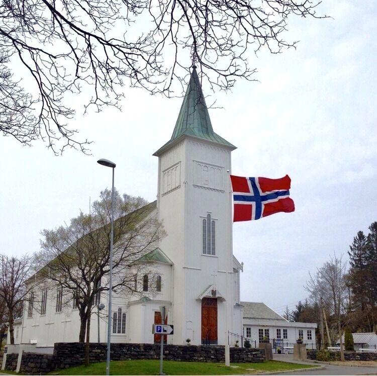 De mange lokale kirkebygg, sammen med det korsmerkete flagg, preger det norske landskapet. Men vil konservative teologer ikke lenger bli ordinert i et Norge som går mot akutt prestemangel?
 Foto: Ingalis A. Malmo