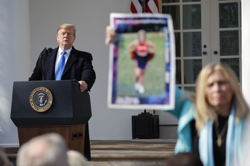 Ofre: Under president Trumps pressekonferanse hadde han invitert flere pårørende som har mistet sine på grunn av grenseoverskridende kriminalitet.  Her holder Susan Stevens et bilde av sin datter som døde av narkotika som kom over Mexico-grensen.
 Foto: NTB scanpix