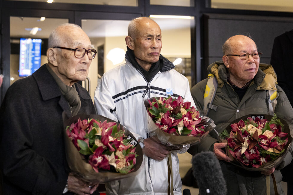 Representantene for årets Nobels fredsprisvinner Nihon Hidankyo: Terumi Tanaka, Toshiyuki Mimaki og Shigemitsu Tanaka ankom Gardermoen søndag kveld.
 Foto: Amanda Pedersen Giske / NTB