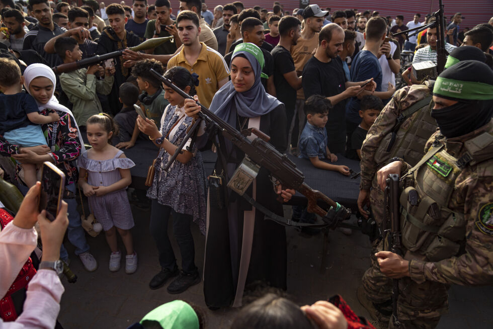 HAMAS PÅ GAZASTRIPEN: En jente viser fram et gevær på en våpenutstilling I regi av Hamas på Gazastripen, 30 juni 2023. Mandag dømte Hamas syv palestinere til døden for å ha samarbeidet med Israel.
 Foto: NTB/AP Photo/Fatima Shbair