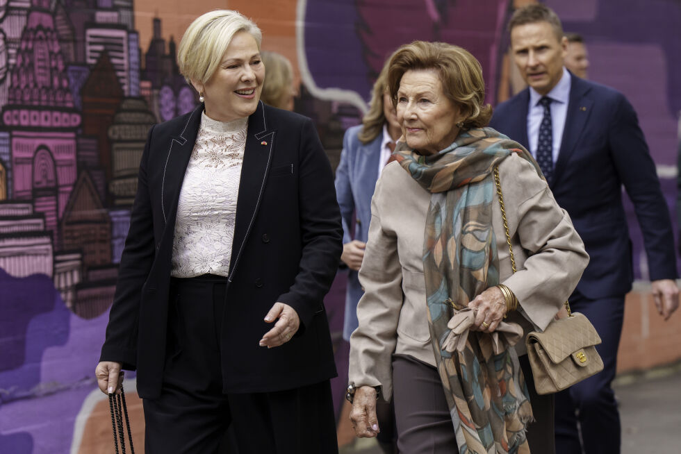 Dronning Sonja (til høyre) sammen med Islands president Halla Tómasdóttir under det islandske presidentparets besøk til Norge tidligere denne måneden.
 Foto: Cornelius Poppe / NTB