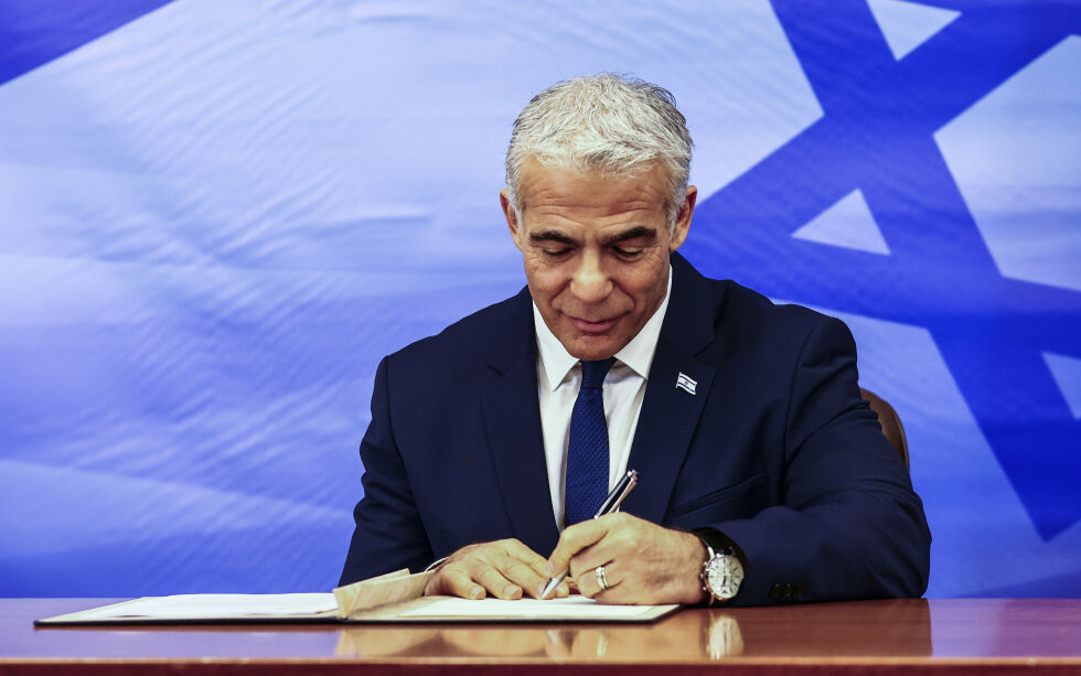 Israel og Libanon er fortsatt formelt i krig, men torsdag undertegnet statsminister Yair Lapid avtalen om en maritim grense til havs. Det åpner for gassutvinning på begge sider.
 Foto: Ronen Zvulun/AP/NTB