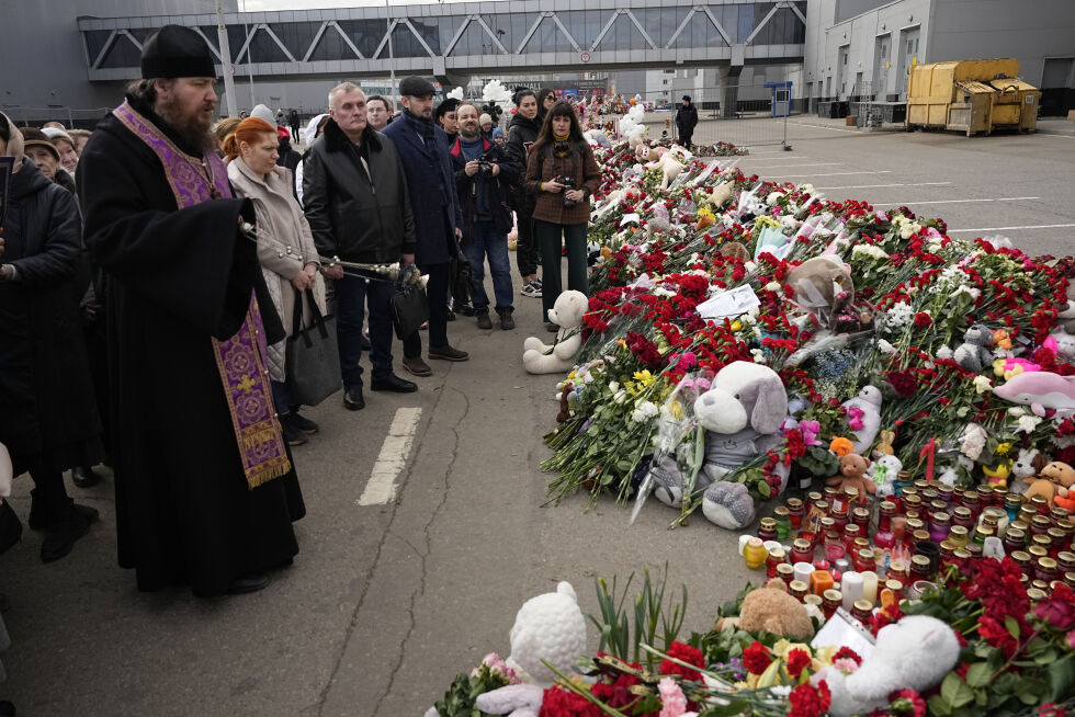 En ortodoks prest holder en minnegudstjeneste utenfor konserthallen utenfor Moskva der minst 140 mennesker ble drept i et terrorangrep fredag.
 Foto: Aleksander Zemlianitsjenko / AP / NTB