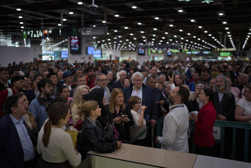 Lange køer på jernbanestasjonen Barcelona Sants under strømbruddet tirsdag.
 Foto: NTB / AP / Emilio Morenatti