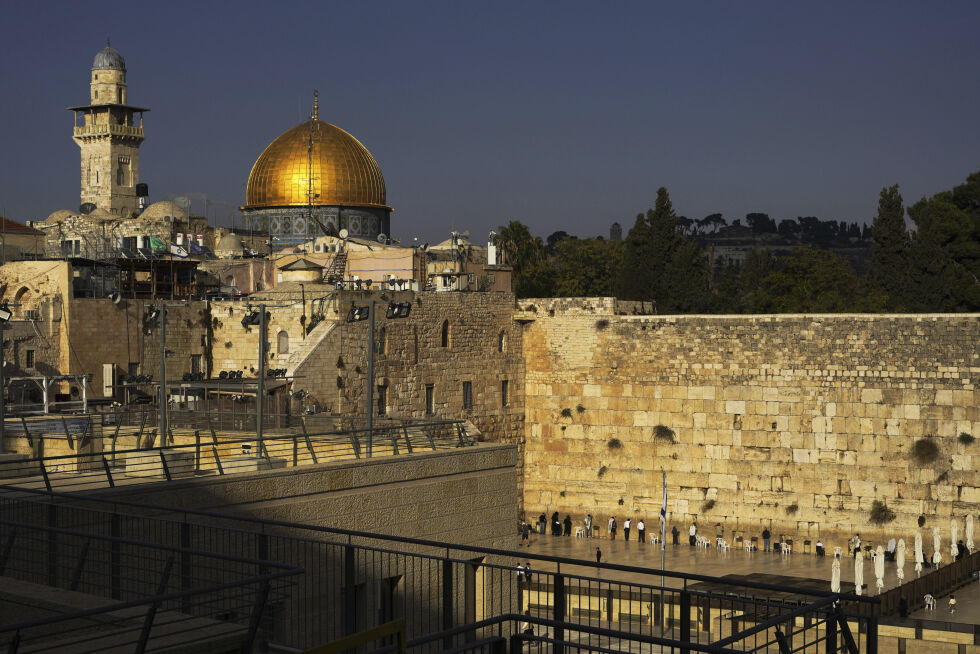 Det er ikke mange mennesker i Jerusalem om dagen. Her er det noen få jøder som ber ved Vestmuren.
 Foto: Jon Gambrell / AP / NTB