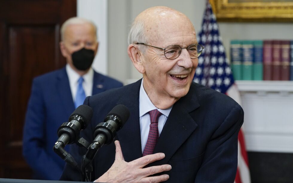 Stephen Breyer går av som høyesterettsdommer denne våren. Kampen om hans erstatter er i gang, og presiden Biden (bak) har lovet å få en ny dommer på plass til sommeren.
 Foto: AP Photo/Andrew Harnik