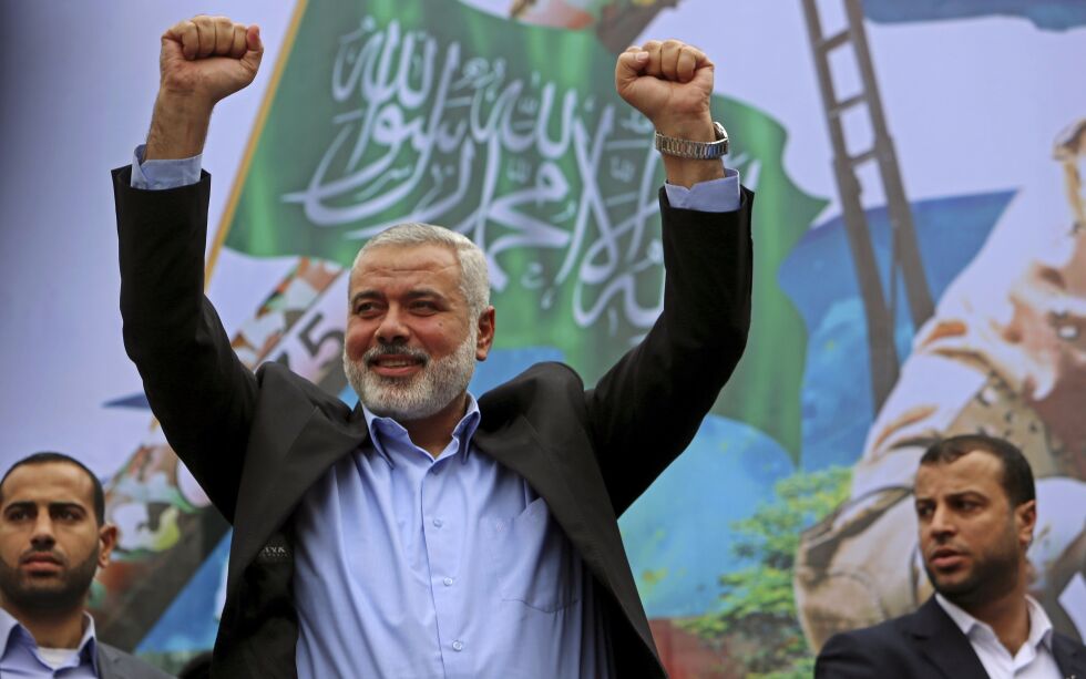 Ismail Haniyeh leder den islamske militante gruppen Hamas som styrer Gaza. Terrorlederen har berømmet en palestiner som stakk tre israelere i hjel i hjemmet sitt i en telefonsamtale til angriperens far. Haniyeh kalte angrepet «heroisk» og sa angriperen «løftet nasjonens hoder høyt.»
 Foto: Adel Hana / NTB Scanpix
