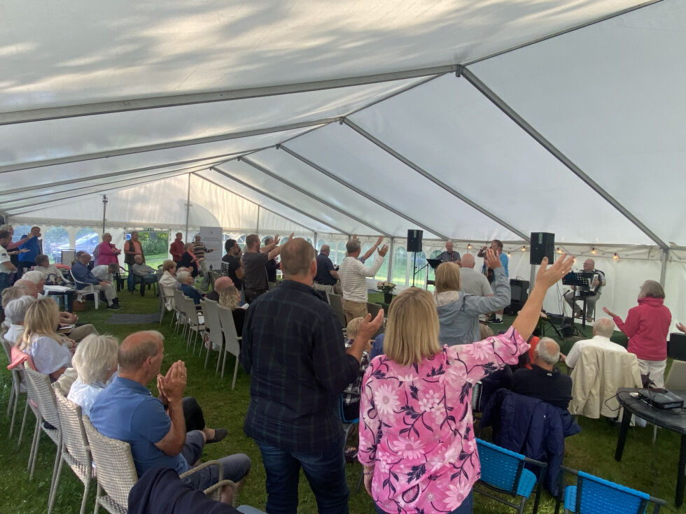 KVELDSMØTE: Stemningen var god under teltmøtene da Kristent Sionist Senter arrangerte sitt årlige sommerstevne.
 Foto: Dag Buhagen