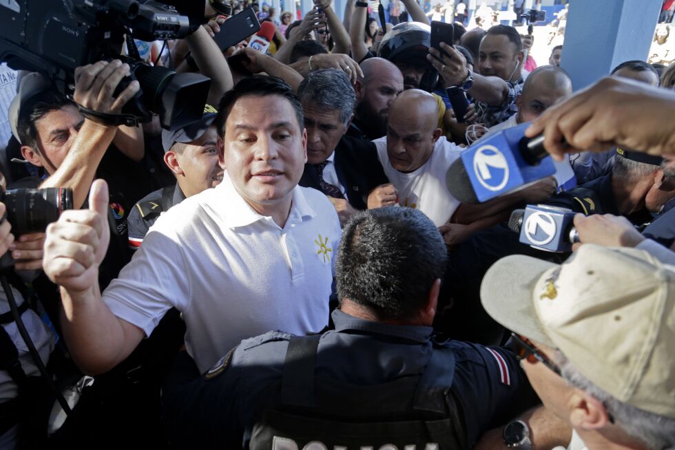 Presidentkandidat Fabricio Alvarado var omringet av presse på valgdagen. Foto: Arnulfo Franco / AP / NTB scanpix