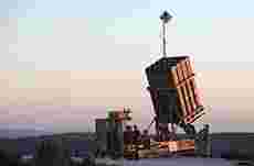 Rakettene rammer Sør-Israel, men blir skutt ned av Iron Dome.