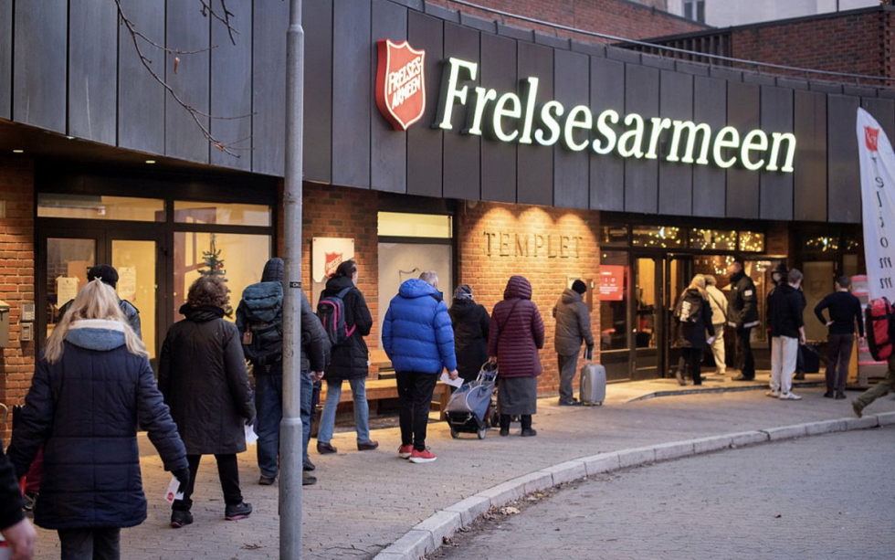 Matkøene hos Frelsesarmeen har økt kraftig i omfang gjennom høsten. Nå setter Frelsesarmeen ut julegrytene så flere kan få hjelp
Foto: Frelsesarmeen