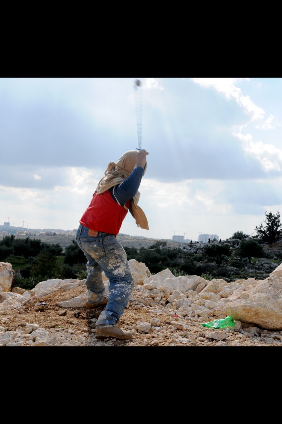 En palestinsk mann slynger stein mot israelere. Illustrasjonsfoto: NTB Scanpix