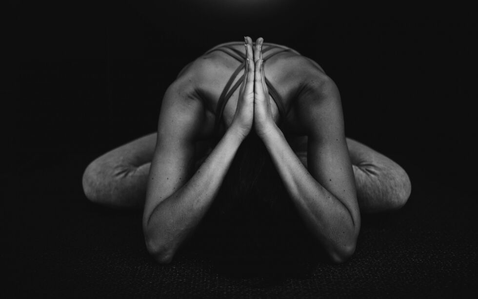 – Jeg vil stille et åpent spørsmål til Den norske kirke, menigheter og andre kirkesamfunn og troende, som tillater, oppfordrer eller praktiserer yoga i sine lokaler: Hva tenkte dere på, da dere åpnet opp for å ha yoga i kirkene i landet vårt? spør Kristine Haugen.
 Foto: Unsplash (illustrasjonsbilde)