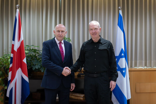 Storbritannia står med Israel