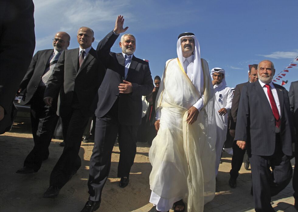 ALLIANSE: Qatars myndigheter og Hamas´ ledere har pleid vennskap lenge. Her er daværende emir av Qatar, Sheik Hamad bin Khalifa al-Thani, og Hamas-leder Ismail Haniyeh sammen i 2012.
 Foto: NTB Scanpix
