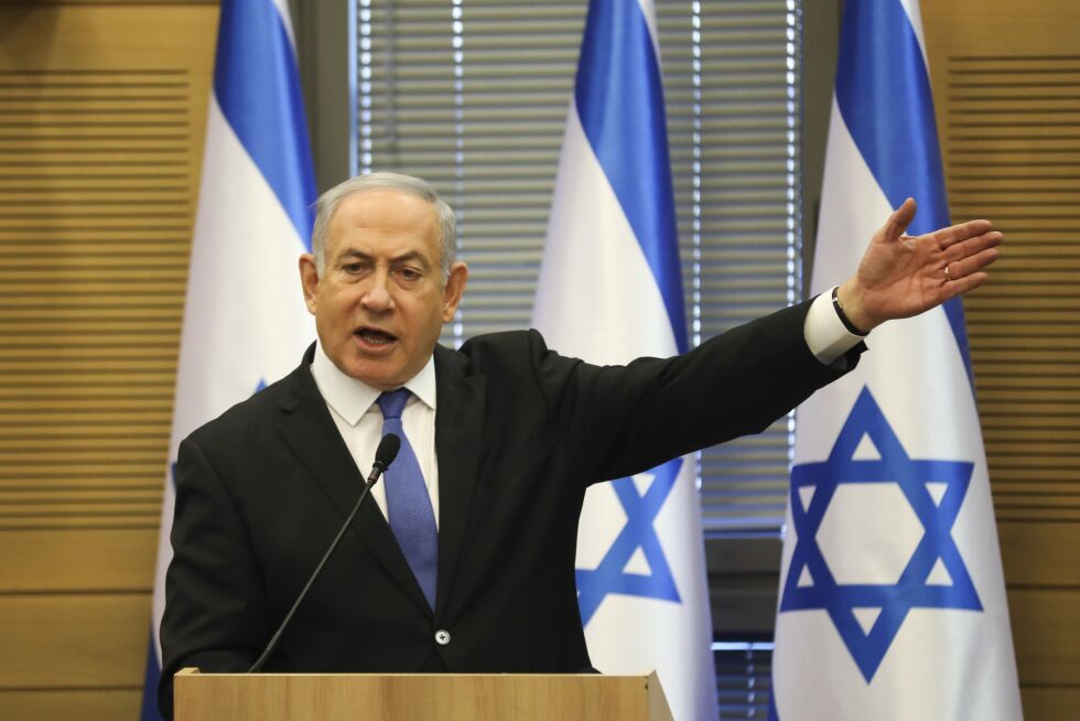 Benjamin Netanyahu er den første sittende israelske statsministeren som er blitt tiltalt i en straffesak. Nå sier riksadvokaten at han ikke behøver å gå av mens han er under tiltale.
 Foto: AP/Oded Balilty