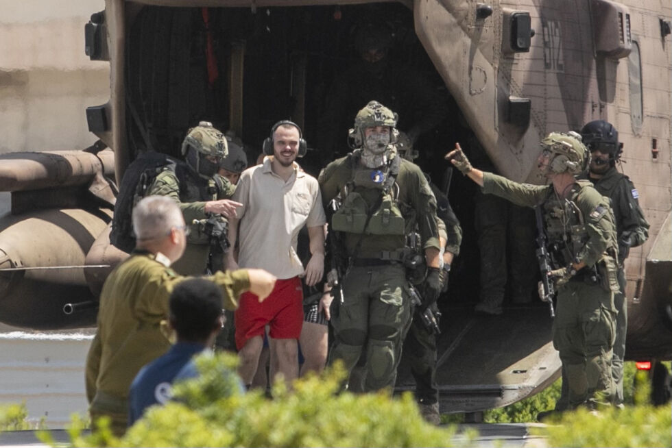 Andrey Kozlov (27), en av fire gisler som ble kidnappet i et Hamas-ledet angrep 7. oktober 2023 og nettopp ble reddet, ankommer med helikopter til Sheba Medical Center i Ramat Gan, Israel, lørdag 8. juni 2024. Det er den største slike gisselbergingsoperasjon siden krigen med Hamas startet i Gaza.
 Foto: AP Photo/Tomer Appelbaum / NTB