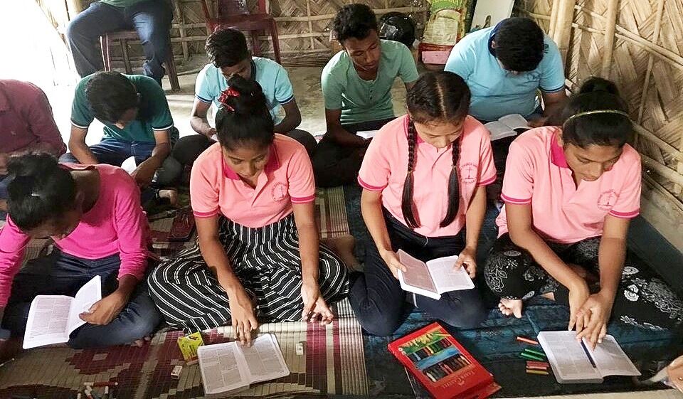 BIBELSTUDIER: Bibelen er den første boka barna lærer å lese på hindi.
 Foto: Privat.