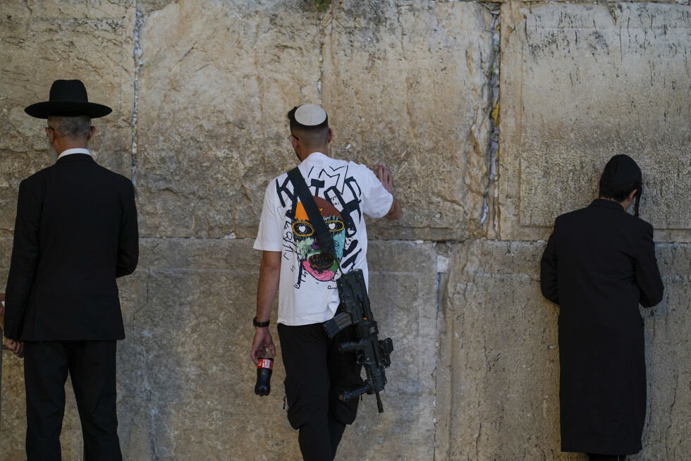 Jøder i bønn ved Vestmuren i Jerusalems gamleby, 6. november 2023.
 Foto: AP Photo/Leo Correa/NTB.