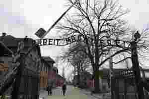 Støre og kronprinsen til Auschwitz for å markere holocaustdagen