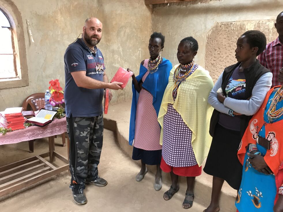 MISJON: Kim Richard Mathisen forkynner og deler ut bibler til Masai-folket i Kenya.
 Foto: Privat