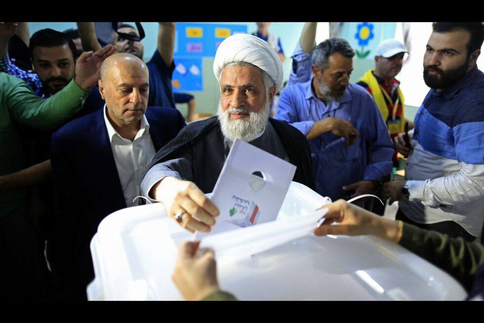 Hizbollahs nestleder Sheik Naim Kassem avga stemme i hovedstaden Beirut søndag. Foto: AP/NTB scanpix.