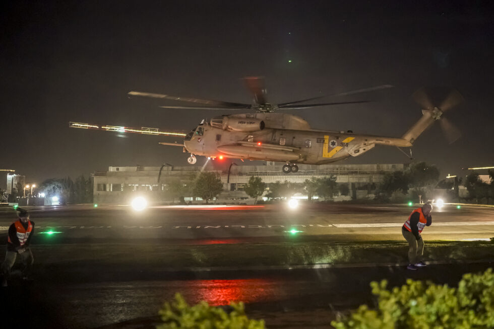 I morgentimen torsdag ankom et helikopter Israel med gisler som har blitt holdt fanget på Gazastripen av Hamas. Nå er våpenhvilen ytterligere forlenget for at flere gisler skal bli løslatt.
 Foto: Leo Correa / AP / NTB