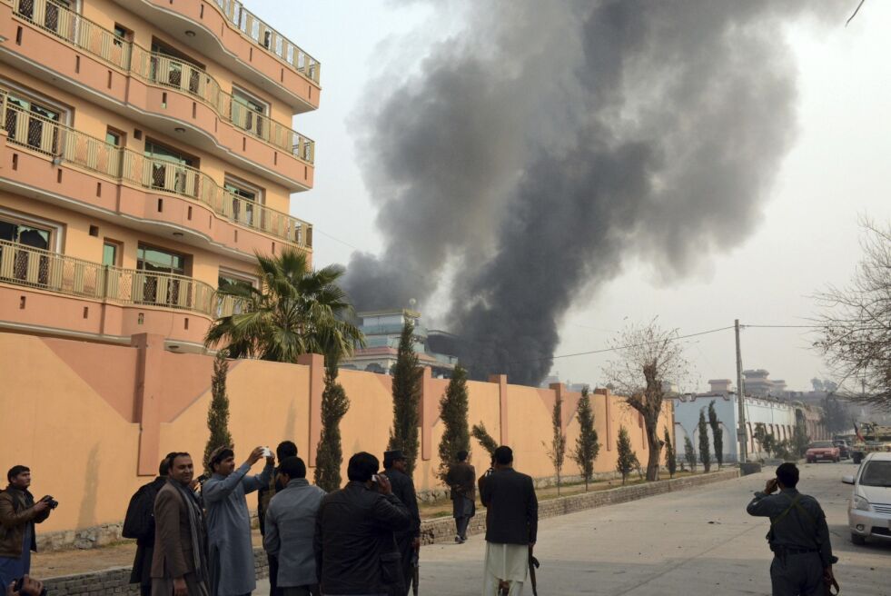 Det stiger røyk fra bygningen der Redd Barna holder til i Afghanistan, etter et selvmordsbombeangrep om morgenen onsdag 24. januar.
 Foto: AP / NTB Scanpix
