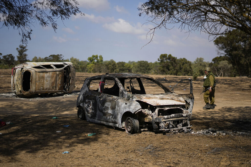 Israelske soldater inspiserer her stedet nær grensen til Gaza, der angrepet fra Hamas skjedde.
 Foto: NTB/AP/Ariel Schalit