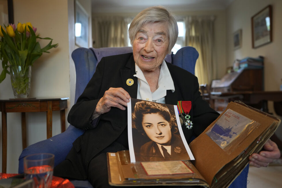 Patricia Owtram holder opp et bilde av seg selv da hun jobbet i det britiske sjøforsvaret som en «Wren» under andre verdenskrig.
 Foto: Kirsty Wigglesworth / AP / NTB