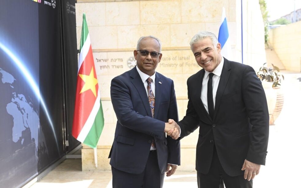 Utenriksminister Yair Lapid (høyre) og Surinams utenriksminister Albert Ramdin.
Foto: Jorge Novomisky/GPO/TPS